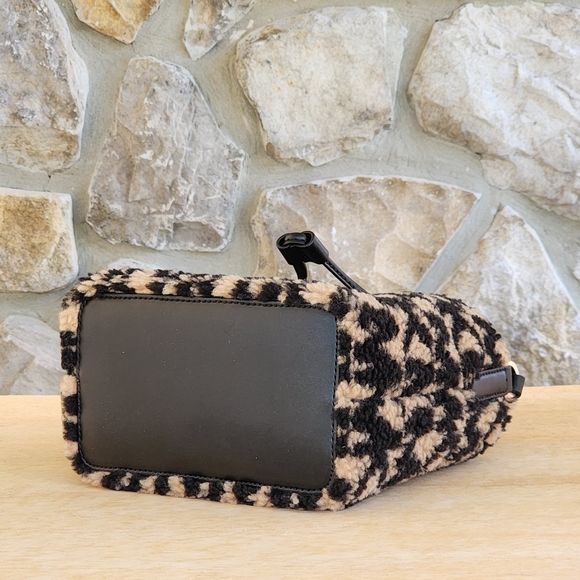 Michael Kors Suri Bucket Logo SM Crossbody - Picture 4 of 8